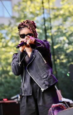 Melly, Cidade Brasil Yaz Haftası 'nda sahne alıyor. 18 Temmuz 2025, New York, ABD: Melly şarkı söylemeye altı yaşında başladı ve henüz 23 yaşındayken Amerikan R & B 'sini kökleriyle harmanlayarak Brezilya müziğinde lider bir ses olarak ortaya çıktı. (niyi fote / the new ws2)