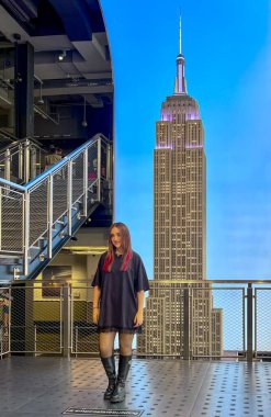 ela Taubert Amerika 'yı kutlamak için Empire State binasını ziyaret etti. Preguntas 'taki tarihleri las 11: 11 dünya turu. 11 Temmuz 2025, New York, ABD. Şarkıcı ve Latin Grammy ödüllü ela Taubert özel bir ziyaret gerçekleştirdi (Jeff Rivera / theenews2)