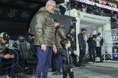 Sao Paulo (SP), 7 / 23 / 2025 - Corinthians teknik direktörü Dorival Junior ve torunu Matteo, Brezilya Futbol Şampiyonası 'nın 16. turu için Corinthians ve Cruzeiro arasında oynanan maçtan önce (leco viana / theenews2)