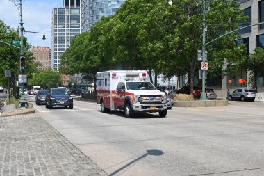 24 yaşında bir adam Manhattan, New York 'ta 17. ve 11. caddelerin batısında öldürüldü. Perşembe, 24 Temmuz 2025, Manhattan, New York, ABD: Adam Manhattan 'daki Chelsea rıhtımının yakınındaki cesede defalarca kesilmiş. (Kyle mazza / the enews2)