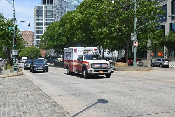 24 yaşında bir adam Manhattan, New York 'ta 17. ve 11. caddelerin batısında öldürüldü. Perşembe, 24 Temmuz 2025, Manhattan, New York, ABD: Adam Manhattan 'daki Chelsea rıhtımının yakınındaki cesede defalarca kesilmiş. (Kyle mazza / the enews2)