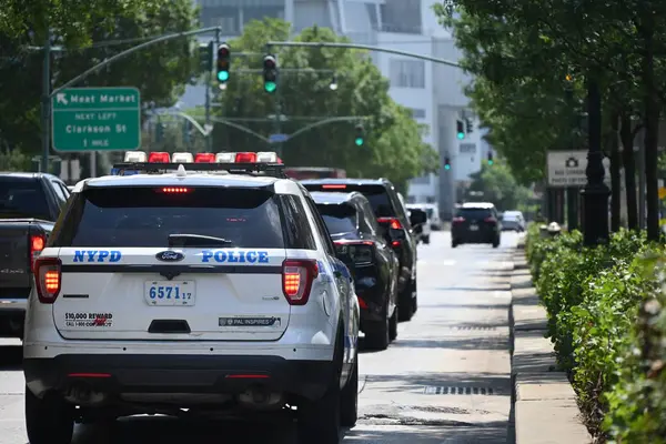 24 yaşında bir adam Manhattan, New York 'ta 17. ve 11. caddelerin batısında öldürüldü. Perşembe, 24 Temmuz 2025, Manhattan, New York, ABD: Adam Manhattan 'daki Chelsea rıhtımının yakınındaki cesede defalarca kesilmiş. (Kyle mazza / the enews2)