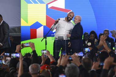 Osasco (SP), 07 / 25 / 2025 - Osasco Belediye Başkanı Gerson Pessoa (E) (Podems) ve Brezilya Cumhurbaşkanı Luiz Inacio Lula da Silva, yeni Pac Selecao 2025 Periferia Viva 'nın (leco viana / thenews2) duyurulduğu törene katıldılar.)