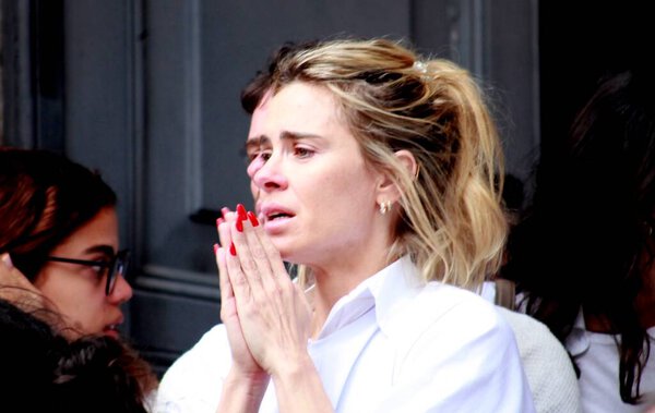 Рио-де-Жанейро (Бразилия) 25 июля 2025 года актриса Каролина Дикманн прощается со своей подругой перед началом процессии. После смерти певицы Преты Жиль тело будет кремировано (onofre veras / threws2))