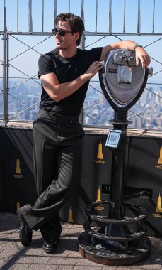 Carson ve Corey Mylchreest, Oxford senemi tanıtmak için Empire State binasını ziyaret etti. 28 Temmuz 2025, New York, ABD (Jorge Estrellado / the new ws2)