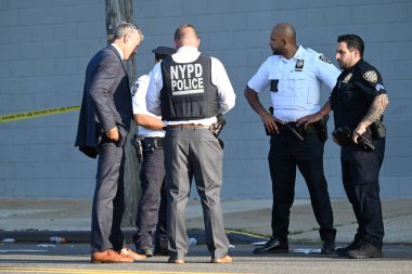 İki adam vurularak öldürüldü. New York, Bronx 'ta, throggs neck' de 500 'e yakın fırça bulvarında. 28 Temmuz 2025 'te, boyun, bronx, New York, ABD: Pazartesi sabahı saat 5: 36' da, 21 yaşındaki bir erkek karnından birden fazla kurşun yarası almış. 