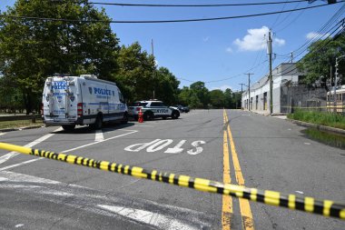 New York Polis Departmanı olay yeri inceleme ekipleri olay yerinde bulunan kovanları işaretleyen kanıt işaretleri ve bir telefon yerleştirdiler. Ayrıca çifte cinayet mahallinde park etmiş bir aracın yanına da bir delil işareti yerleştirildi. (Kyle Mazza / the Newws2)