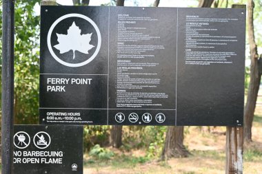 (Feribot noktası parkına ilişkin tabela, çifte cinayet mahallinin olduğu yerdeki polis şeridi girişini engelliyor. İki adam vurularak öldürüldü. New York 'ta, New York' ta, Throggs Boyun, Bronx 'ta. 28 Temmuz 2025 (Kyle Mazza / theenews2)