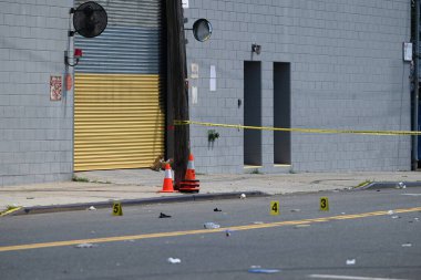 New York Polis Departmanı olay yeri inceleme ekipleri olay yerinde bulunan kovanları işaretleyen kanıt işaretleri ve bir telefon yerleştirdiler. Ayrıca çifte cinayet mahallinde park etmiş bir aracın yanına da bir delil işareti yerleştirildi. (Kyle Mazza / the Newws2)