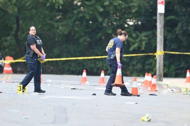 New York Polis Departmanı olay yeri inceleme ekipleri olay yerinde bulunan kovanları işaretleyen kanıt işaretleri ve bir telefon yerleştirdiler. Ayrıca çifte cinayet mahallinde park etmiş bir aracın yanına da bir delil işareti yerleştirildi. (Kyle Mazza / the Newws2)