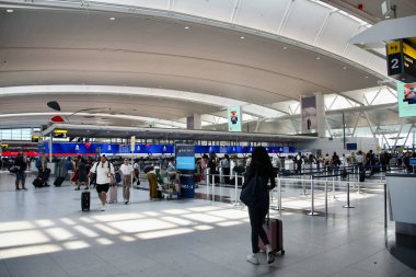 30 Temmuz 2025, New York, ABD: New York 'taki JFK uluslararası havaalanında yolcuların genel hareketi. (Niyi Fote/Thenews2)