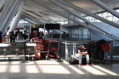 30 Temmuz 2025, New York, ABD: New York 'taki JFK uluslararası havaalanında yolcuların genel hareketi. (Niyi Fote/Thenews2)