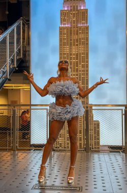 Biz süperstar Jade Cargill Summerslam gösterisinden önce Empire State binasını ziyaret ettik. 31 Temmuz 2025, New York, ABD. (Jeff Rivera / Newws2)