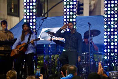 1 Ağustos 2025, New York, ABD: Maroon 5 sırasında Adam Levine, bir Amerikan pop rock California, New York 'taki NBC' s 'de canlı performans, hayranların katılımıyla. (niyi fote / the new ws2)