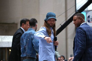 1 Ağustos 2025, New York, ABD: Maroon 5 sırasında Adam Levine, bir Amerikan pop rock California, New York 'taki NBC' s 'de canlı performans, hayranların katılımıyla. (niyi fote / the new ws2)
