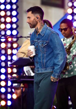 1 Ağustos 2025, New York, ABD: Maroon 5 sırasında Adam Levine, bir Amerikan pop rock California, New York 'taki NBC' s 'de canlı performans, hayranların katılımıyla. (niyi fote / the new ws2)
