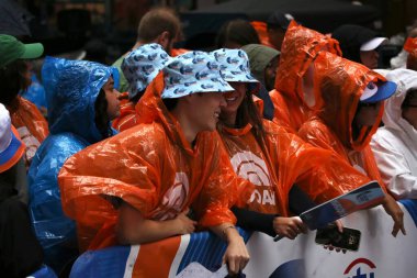 1 Ağustos 2025, New York, ABD: Amerikan pop rock California 'sı Maroon 5' te hafif yağmurun ortasında hayranlar New York 'taki NBC' de canlı performans sergiliyor. (niyi fote / the new ws2)