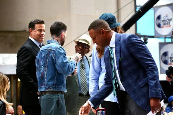 1 Ağustos 2025, New York, ABD: Maroon 5 sırasında Adam Levine, bir Amerikan pop rock California, New York 'taki NBC' s 'de canlı performans, hayranların katılımıyla. (niyi fote / the new ws2)