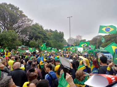 Porto Alegre (RS), 08 / 03 / 2025 - Rio Grande do Sul 'un başkenti Moinhos de Ventos parkında (çello oliver / thenews2) Brezilya bayrağı taşıyan yüzlerce kişinin bulunduğu bir gösteri bu Pazar öğleden sonra gerçekleşti (3).)
