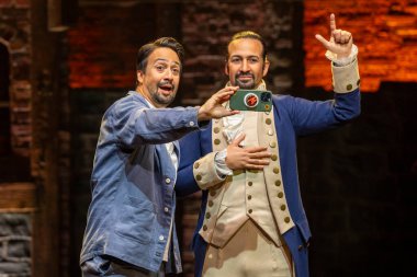 Madam Tussauds New York Broadway 'de Lin-Manuel Miranda Balmumu figürünü & quot; Hamilton & quot; 10. yıldönümünü kutlamak için gözler önüne serdi. 5 Ağustos 2025, New York, New York, ABD: lin-manuel Miranda yeni Madame Tussauds balmumu figürüyle tanışır (m10 / thenews2)
