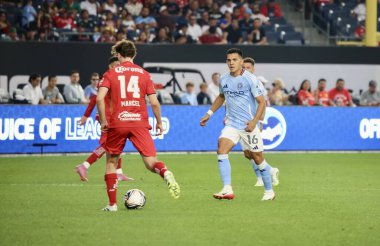 5 Ağustos 2025, New York, ABD: Nickfc 'li Alonzo Martinez, futbol maçında ABD' li nycfc ile Meksika 'lı toluca f.c (niyi fote / thenews2) arasındaki golü attı ve takım arkadaşlarıyla kutladı.)