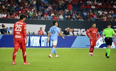 5 Ağustos 2025, New York, ABD: Nickfc 'li Alonzo Martinez, futbol maçında ABD' li nycfc ile Meksika 'lı toluca f.c (niyi fote / thenews2) arasındaki golü attı ve takım arkadaşlarıyla kutladı.)