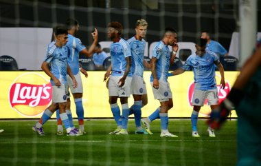 5 Ağustos 2025, New York, ABD: Nickfc 'li Alonzo Martinez, futbol maçında ABD' li nycfc ile Meksika 'lı toluca f.c (niyi fote / thenews2) arasındaki golü attı ve takım arkadaşlarıyla kutladı.)