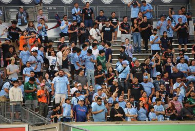 Lig Kupası 2025: NYFC ve sınır dışı edilen toluca f.c. 5 Ağustos 2025, New York, ABD: Yankee Stadyumu 'nda futbol maçında Nickfc of USA ile Meksika vatandaşı toluca f.c arasında oynanan maçta taraftarlar. (niyi fote / the new ws2)