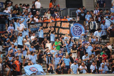 Lig Kupası 2025: NYFC ve sınır dışı edilen toluca f.c. 5 Ağustos 2025, New York, ABD: Yankee Stadyumu 'nda futbol maçında Nickfc of USA ile Meksika vatandaşı toluca f.c arasında oynanan maçta taraftarlar. (niyi fote / the new ws2)