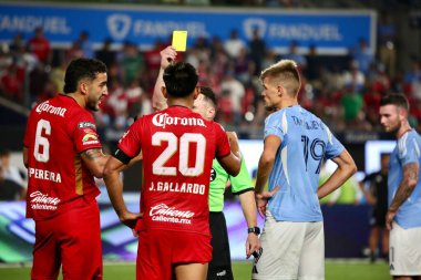 5 Ağustos 2025, New York, ABD: Her iki takımın oyuncuları da futbol maçının ilk yarısındaki ekstra bir kavgaya karıştı ABD 'nin nycfc ile Meksika' nın toluca f.c 'si arasında (niyi fote / theenews2)