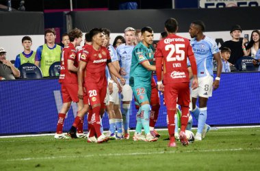 5 Ağustos 2025, New York, ABD: Her iki takımın oyuncuları da futbol maçının ilk yarısındaki ekstra bir kavgaya karıştı ABD 'nin nycfc ile Meksika' nın toluca f.c 'si arasında (niyi fote / theenews2)