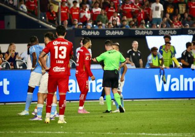 5 Ağustos 2025, New York, ABD: Her iki takımın oyuncuları da futbol maçının ilk yarısındaki ekstra bir kavgaya karıştı ABD 'nin nycfc ile Meksika' nın toluca f.c 'si arasında (niyi fote / theenews2)
