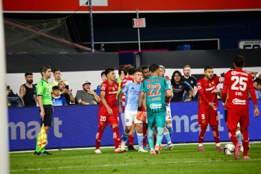 5 Ağustos 2025, New York, ABD: Her iki takımın oyuncuları da futbol maçının ilk yarısındaki ekstra bir kavgaya karıştı ABD 'nin nycfc ile Meksika' nın toluca f.c 'si arasında (niyi fote / theenews2)