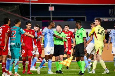 5 Ağustos 2025, New York, ABD: Her iki takımın oyuncuları da futbol maçının ilk yarısındaki ekstra bir kavgaya karıştı ABD 'nin nycfc ile Meksika' nın toluca f.c 'si arasında (niyi fote / theenews2)