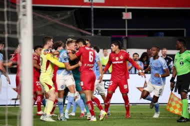 5 Ağustos 2025, New York, ABD: Her iki takımın oyuncuları da futbol maçının ilk yarısındaki ekstra bir kavgaya karıştı ABD 'nin nycfc ile Meksika' nın toluca f.c 'si arasında (niyi fote / theenews2)