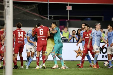5 Ağustos 2025, New York, ABD: Her iki takımın oyuncuları da futbol maçının ilk yarısındaki ekstra bir kavgaya karıştı ABD 'nin nycfc ile Meksika' nın toluca f.c 'si arasında (niyi fote / theenews2)