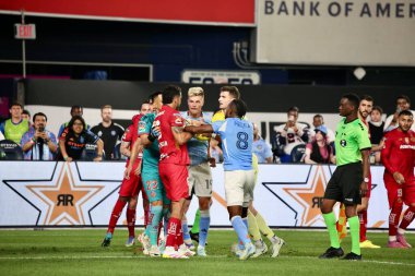 5 Ağustos 2025, New York, ABD: Her iki takımın oyuncuları da futbol maçının ilk yarısındaki ekstra bir kavgaya karıştı ABD 'nin nycfc ile Meksika' nın toluca f.c 'si arasında (niyi fote / theenews2)