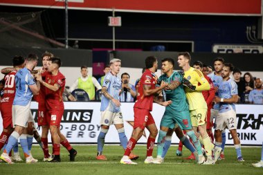 5 Ağustos 2025, New York, ABD: Her iki takımın oyuncuları da futbol maçının ilk yarısındaki ekstra bir kavgaya karıştı ABD 'nin nycfc ile Meksika' nın toluca f.c 'si arasında (niyi fote / theenews2)