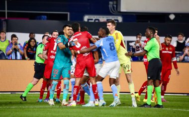 5 Ağustos 2025, New York, ABD: Her iki takımın oyuncuları da futbol maçının ilk yarısındaki ekstra bir kavgaya karıştı ABD 'nin nycfc ile Meksika' nın toluca f.c 'si arasında (niyi fote / theenews2)