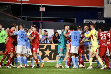 5 Ağustos 2025, New York, ABD: Her iki takımın oyuncuları da futbol maçının ilk yarısındaki ekstra bir kavgaya karıştı ABD 'nin nycfc ile Meksika' nın toluca f.c 'si arasında (niyi fote / theenews2)