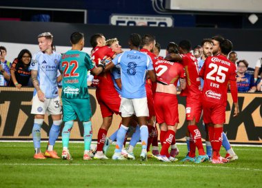 5 Ağustos 2025, New York, ABD: Her iki takımın oyuncuları da futbol maçının ilk yarısındaki ekstra bir kavgaya karıştı ABD 'nin nycfc ile Meksika' nın toluca f.c 'si arasında (niyi fote / theenews2)