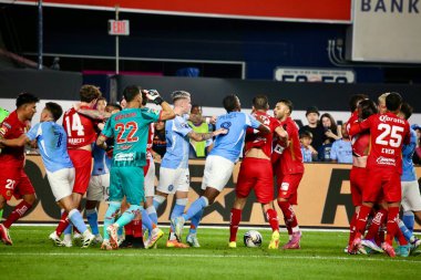 5 Ağustos 2025, New York, ABD: Her iki takımın oyuncuları da futbol maçının ilk yarısındaki ekstra bir kavgaya karıştı ABD 'nin nycfc ile Meksika' nın toluca f.c 'si arasında (niyi fote / theenews2)