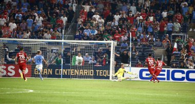 5 Ağustos 2025, New York, New York, ABD 'li 49 numaralı serbest futbolcu, futbol maçında Nickfc of USA ile Meksika' lı toluca f.c arasında Yankee Stadyumu 'nda (niyi fote / thenews2) lig kupasında oynanan maçta topu kaleden korudu.)