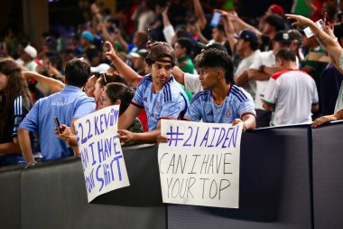 5 Ağustos 2025, New York, ABD: Kevin o toole # 22 of nycfc, Nickfc of usa 'nın futbol maçından sonra formasını bir taraftara hediye etti ve 2025 Niyi fote / thenews2 Lig Kupası' nda Meksika 'lı toluca f.c.)