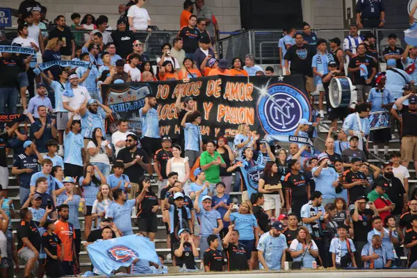 Lig Kupası 2025: NYFC ve sınır dışı edilen toluca f.c. 5 Ağustos 2025, New York, ABD: Yankee Stadyumu 'nda futbol maçında Nickfc of USA ile Meksika vatandaşı toluca f.c arasında oynanan maçta taraftarlar. (niyi fote / the new ws2)