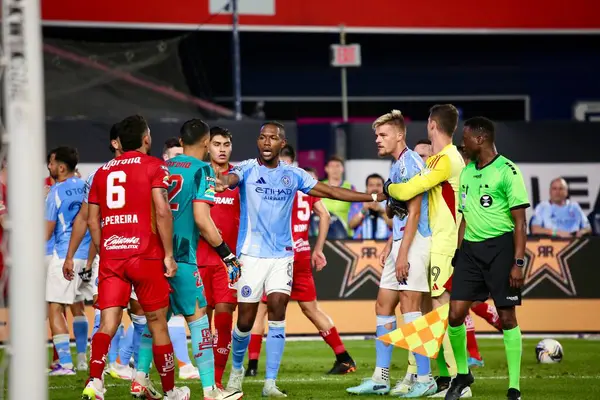 5 Ağustos 2025, New York, ABD: Her iki takımın oyuncuları da futbol maçının ilk yarısındaki ekstra bir kavgaya karıştı ABD 'nin nycfc ile Meksika' nın toluca f.c 'si arasında (niyi fote / theenews2)