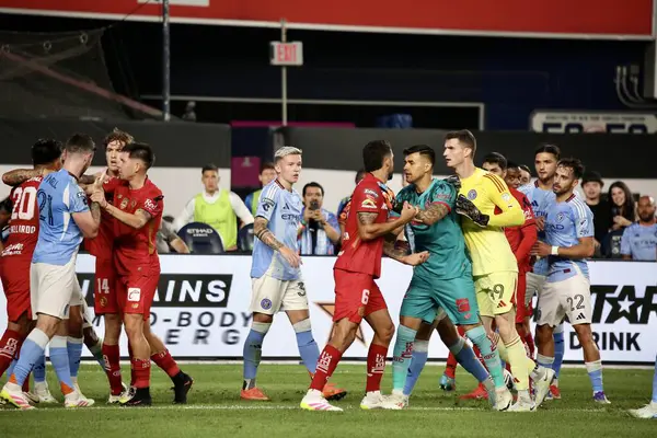 5 Ağustos 2025, New York, ABD: Her iki takımın oyuncuları da futbol maçının ilk yarısındaki ekstra bir kavgaya karıştı ABD 'nin nycfc ile Meksika' nın toluca f.c 'si arasında (niyi fote / theenews2)