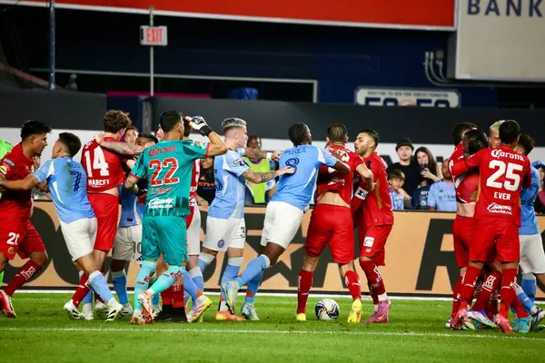 5 Ağustos 2025, New York, ABD: Her iki takımın oyuncuları da futbol maçının ilk yarısındaki ekstra bir kavgaya karıştı ABD 'nin nycfc ile Meksika' nın toluca f.c 'si arasında (niyi fote / theenews2)