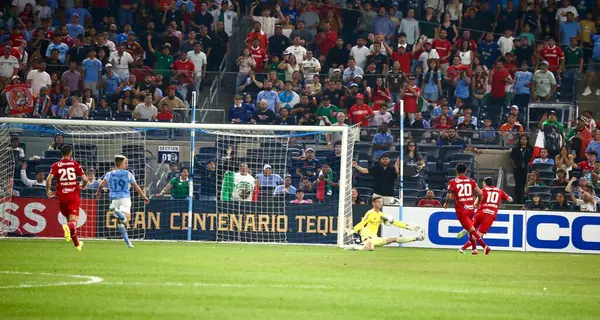 5 Ağustos 2025, New York, New York, ABD 'li 49 numaralı serbest futbolcu, futbol maçında Nickfc of USA ile Meksika' lı toluca f.c arasında Yankee Stadyumu 'nda (niyi fote / thenews2) lig kupasında oynanan maçta topu kaleden korudu.)