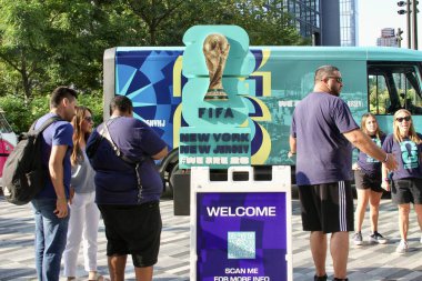 Z100New York yaz partisi '25. 7 Ağustos 2025, New York, ABD: Taraftarlar 2026 Fifa kupa posteriyle fotoğraf çekiyorlar Iheart Media 'da New York' un 25. yaz partisinde (niyi fote / thews2)